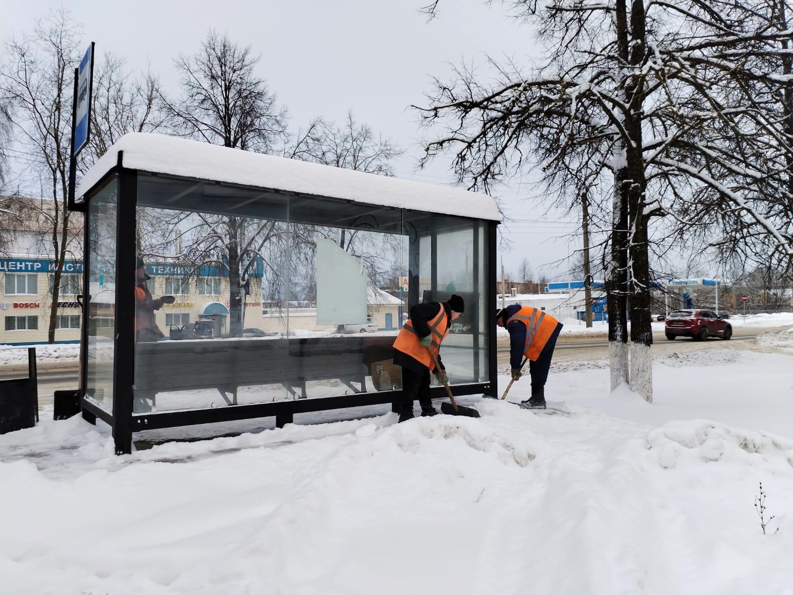 УГХ расчищает от снега остановочные площадки