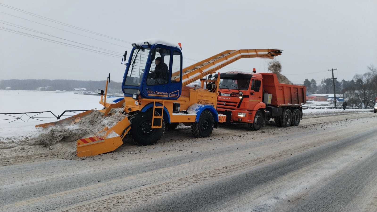 Новый лаповый погрузчик вышел на уборку городских дорог от снега