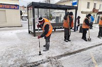 В Кинешме УГХ расчищает от наледи остановочные площадки