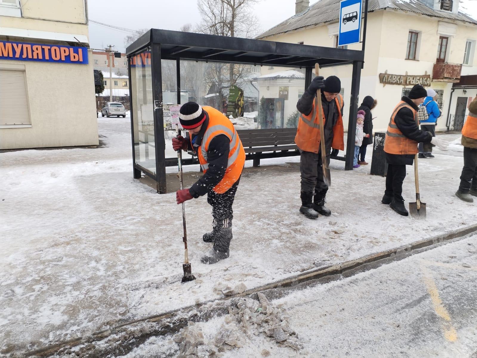 В Кинешме УГХ расчищает от наледи остановочные площадки
