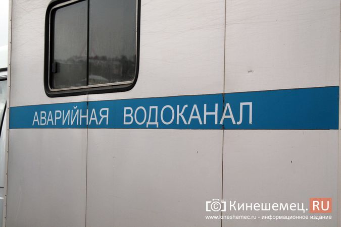 На улице Вичугской прорвало водопровод