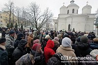 Сотни кинешемцев выстроились возле храмов в очереди за святой водой