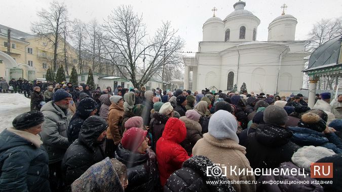 Сотни кинешемцев выстроились возле храмов в очереди за святой водой