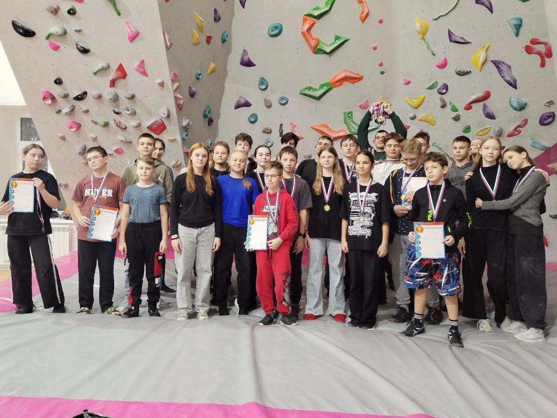 Ученики школы №18 приняли участие в первенстве области по скалолазанию