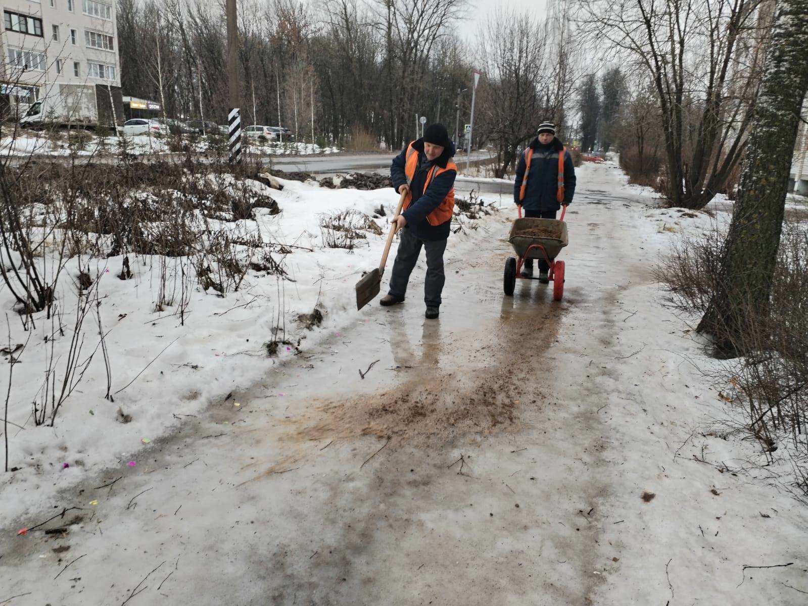 В Кинешме коммунальщики проводят песко-соляную обработку тротуаров