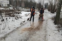 В Кинешме коммунальщики проводят песко-соляную обработку тротуаров