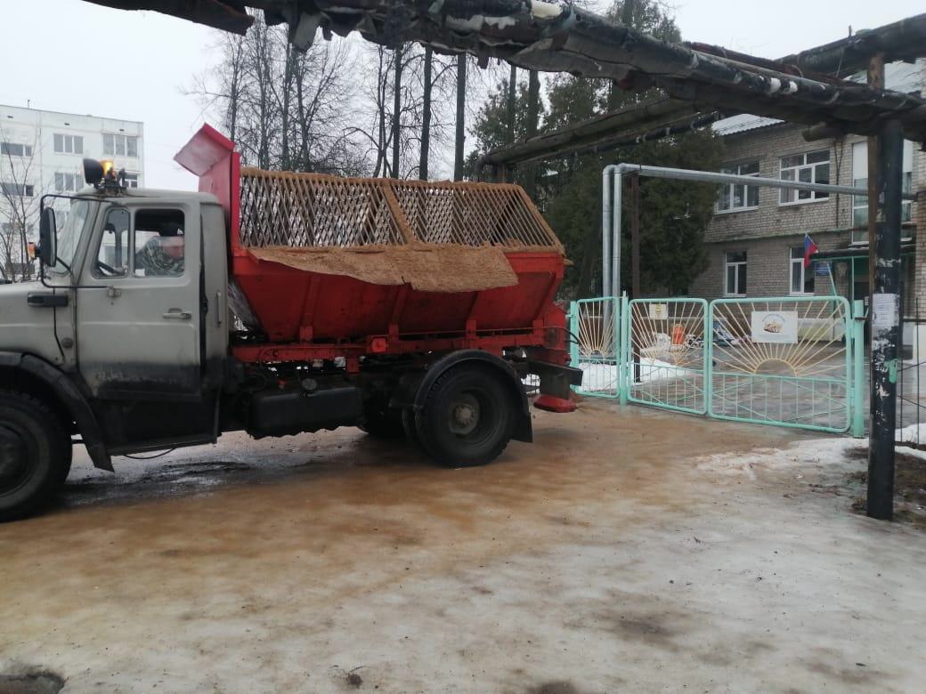 Техника УГХ направлена на противогололёдную обработку подходов к детским садам