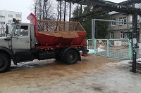 Техника УГХ направлена на противогололёдную обработку подходов к детским садам