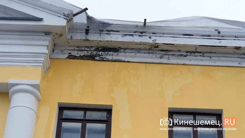 В Кинешме до завершения ремонта начал рушиться фасад детской поликлиники на ул.Ленина