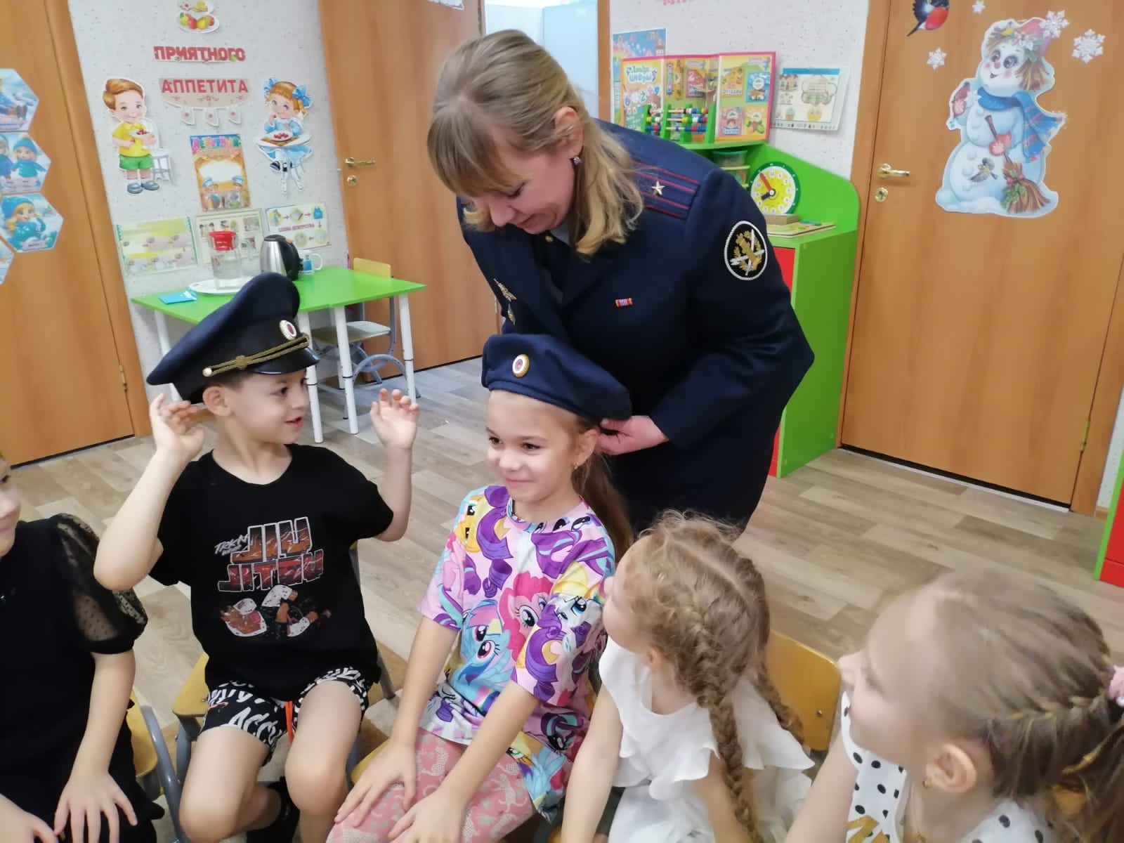 Сотрудник ИК-3 рассказала воспитанникам детского сада о своей профессии