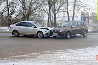 На улице Островского столкнулись «Рено» и «Форд»