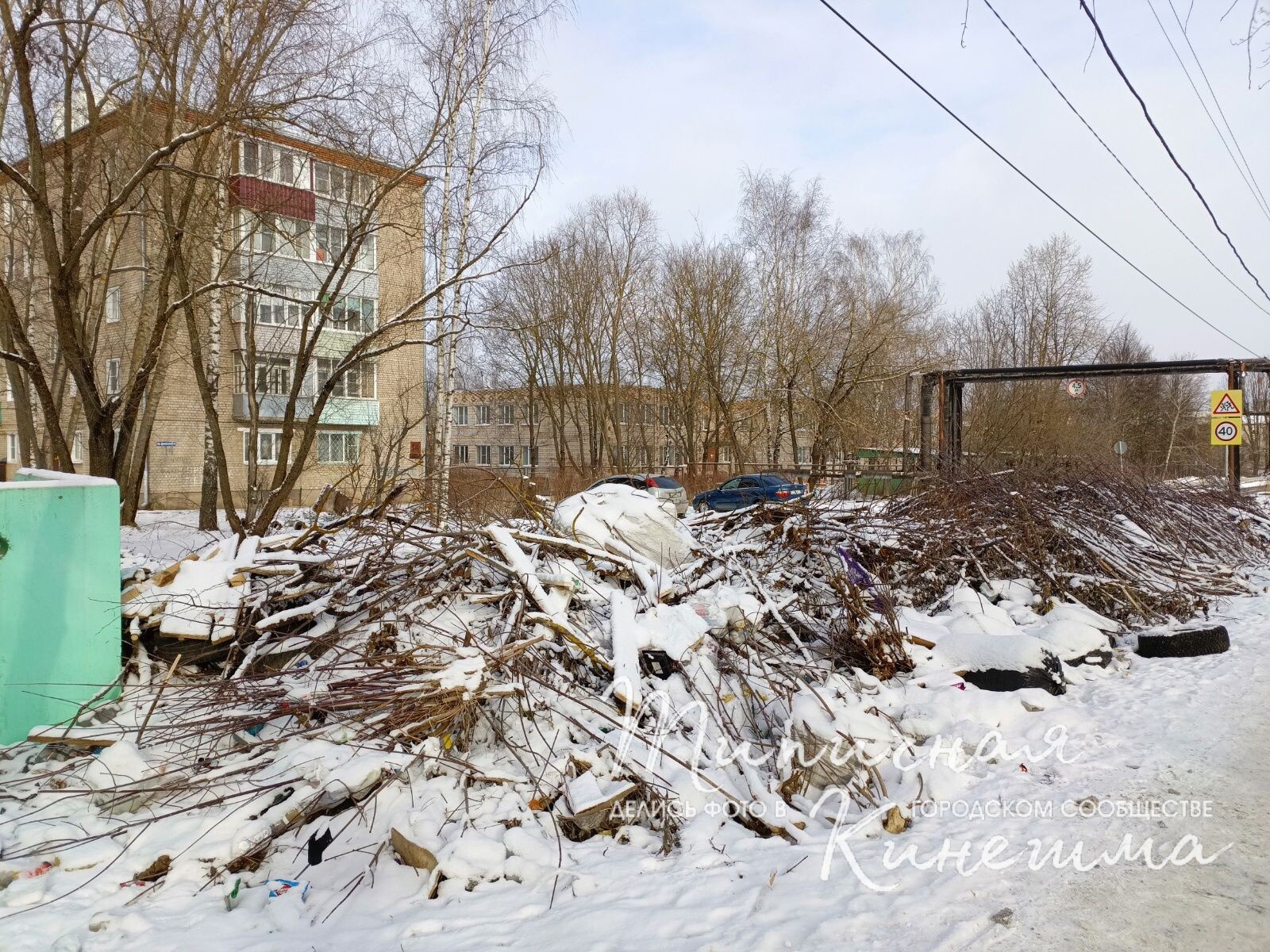 В переулке Дунаевского с прошлого года не могут убрать ветки с помойки