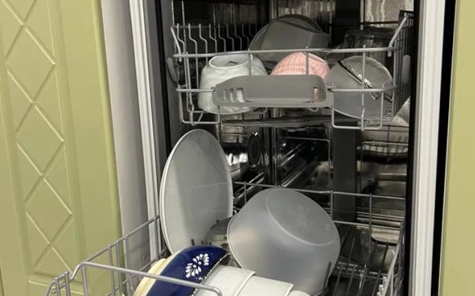 На посудомоечной машине Bosch горит значок крана