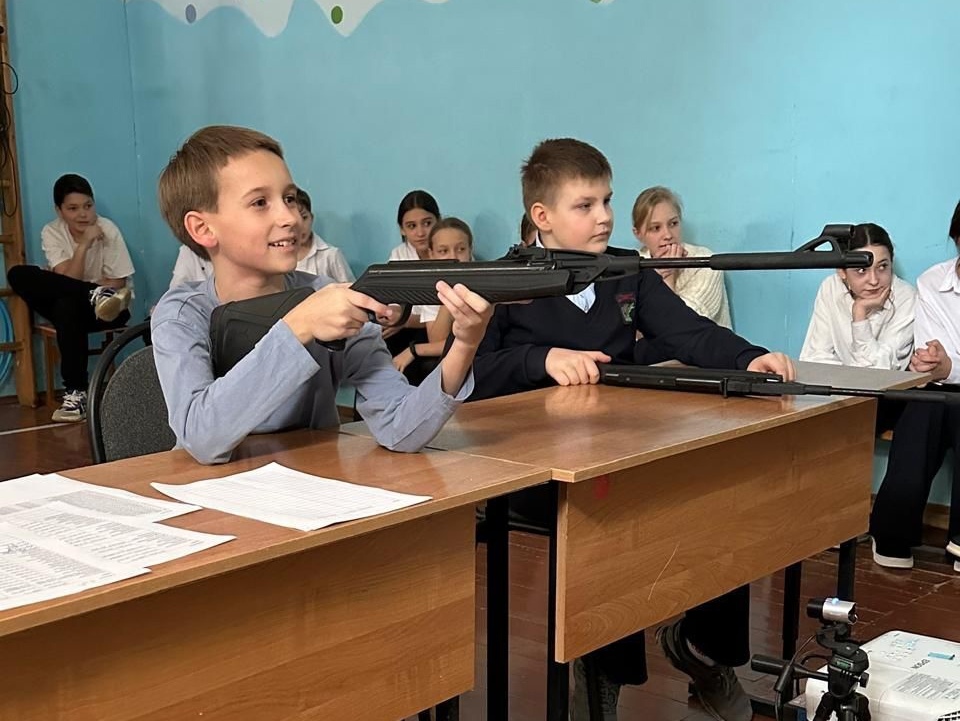 Учащиеся гимназии выполнили нормативы ГТО по стрельбе из электронного оружия