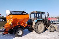УГХ поступил новый прицеп-разбрасыватель песка