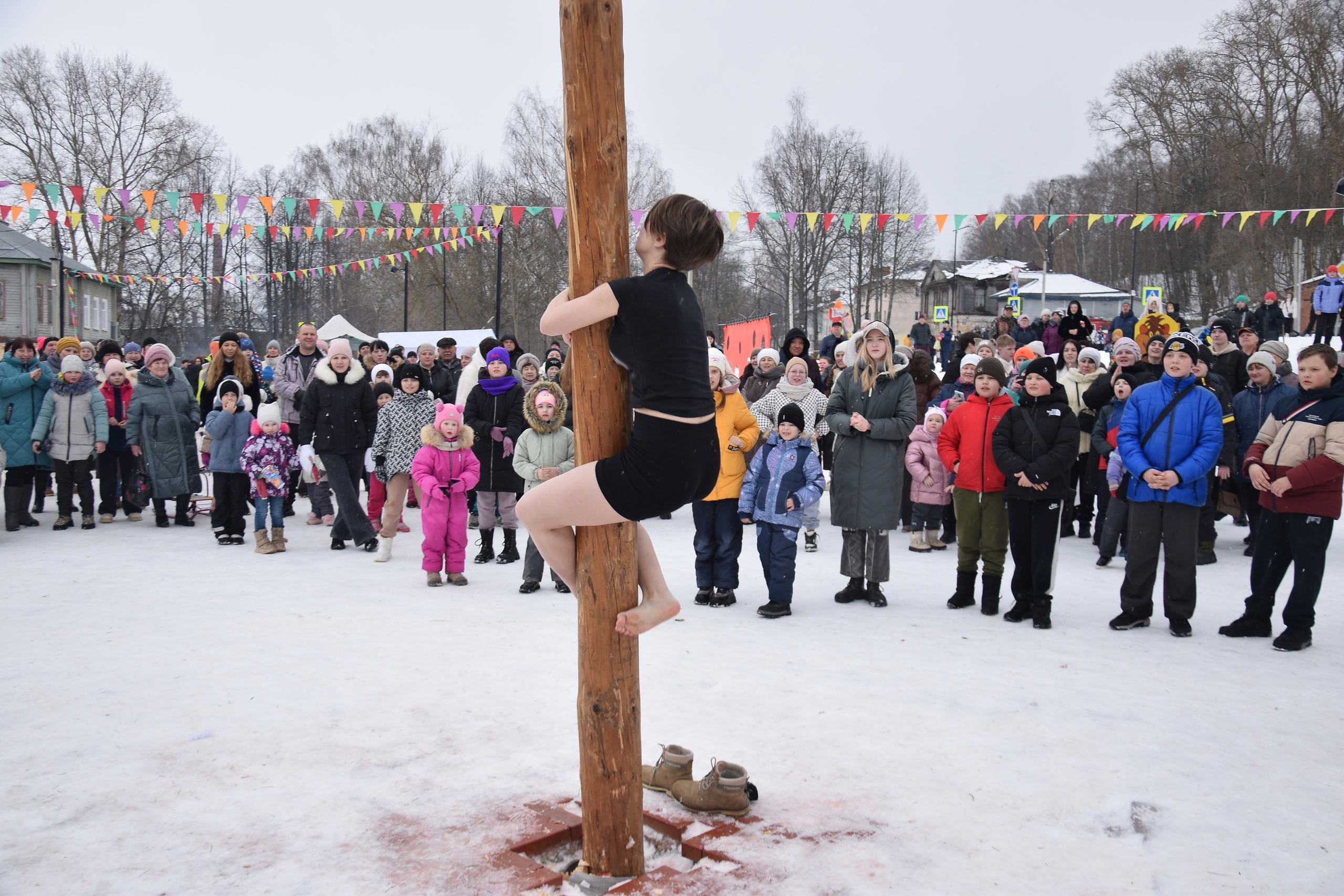 На Базарной площади в Наволоках отметили Масленицу