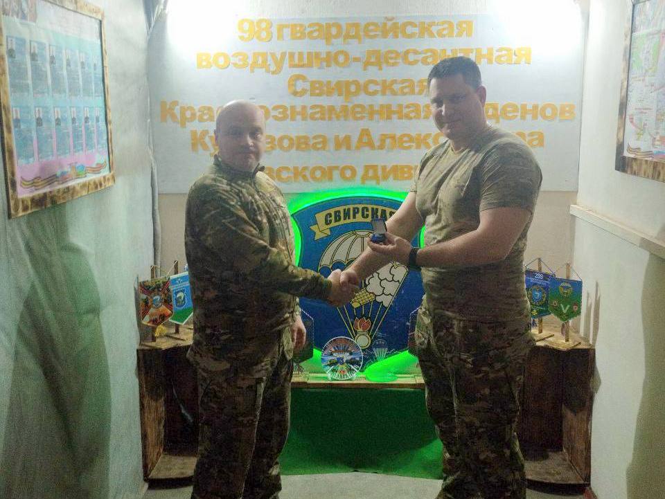 Командиру легендарного 331-го полка ВДВ вручен серебряный знак от Кинешемского Союза десантников