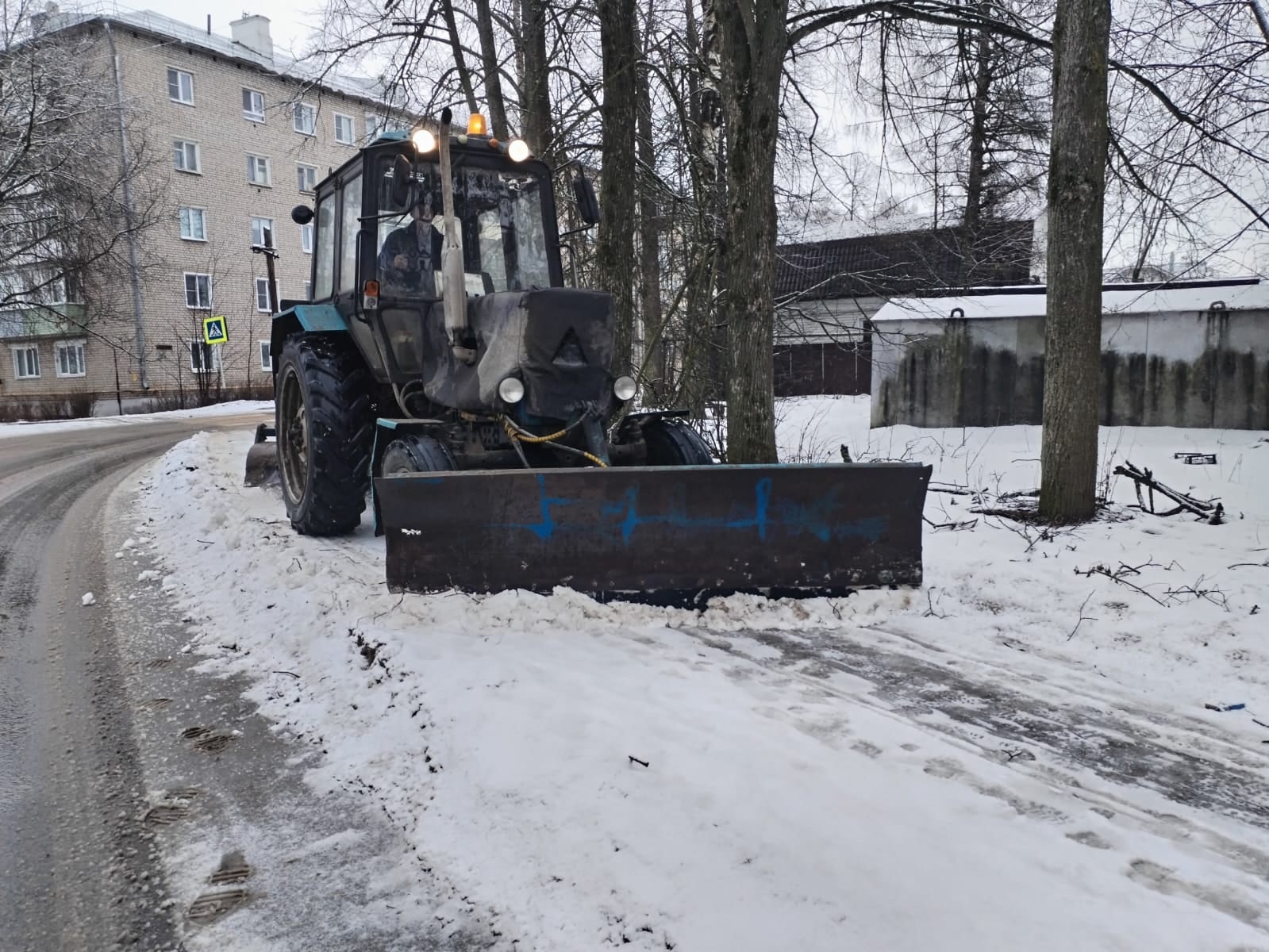 УГХ обрабатывает дороги Кинешмы песко-соляной смесью и расчищает тротуары
