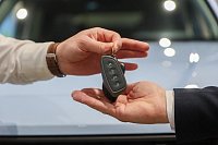 В феврале выдачи автокредитов в России сократились вдвое