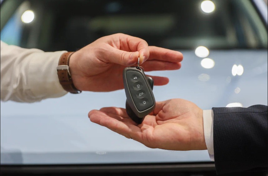 В феврале выдачи автокредитов в России сократились вдвое