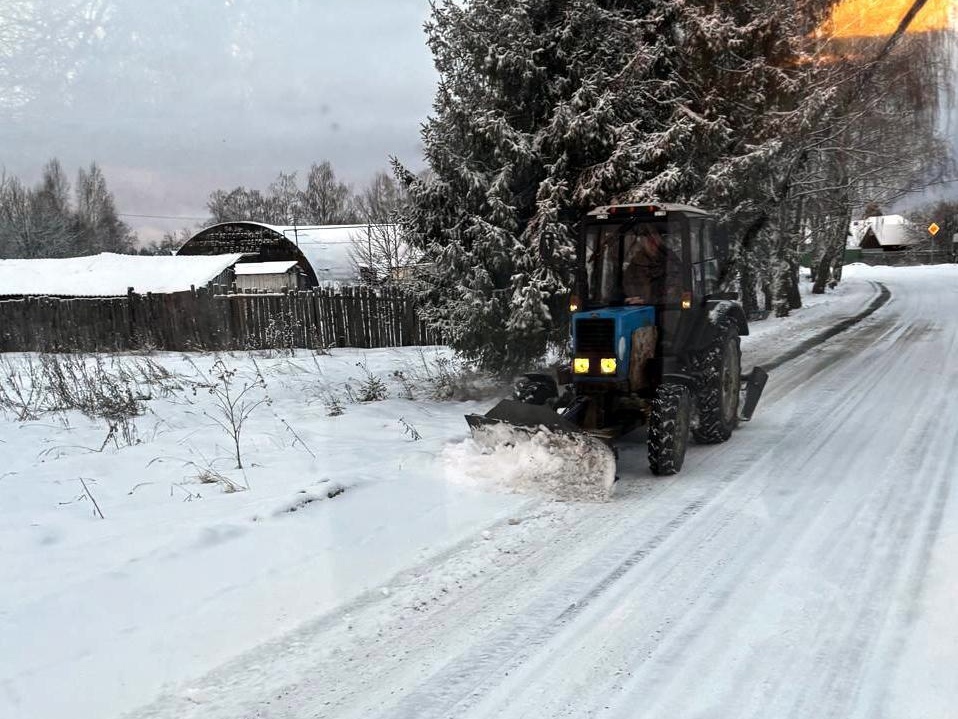 Дороги Кинешемского района расчищают от выпавшего снега