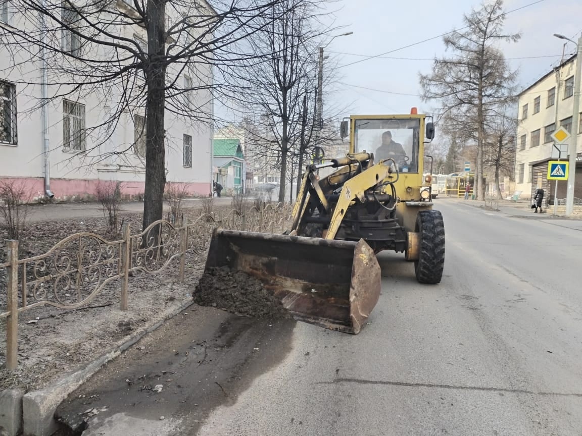 Улицы Кинешмы очищают от смета и песка