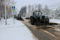 УГХ в усиленном режиме продолжает устранять последствия снегопада