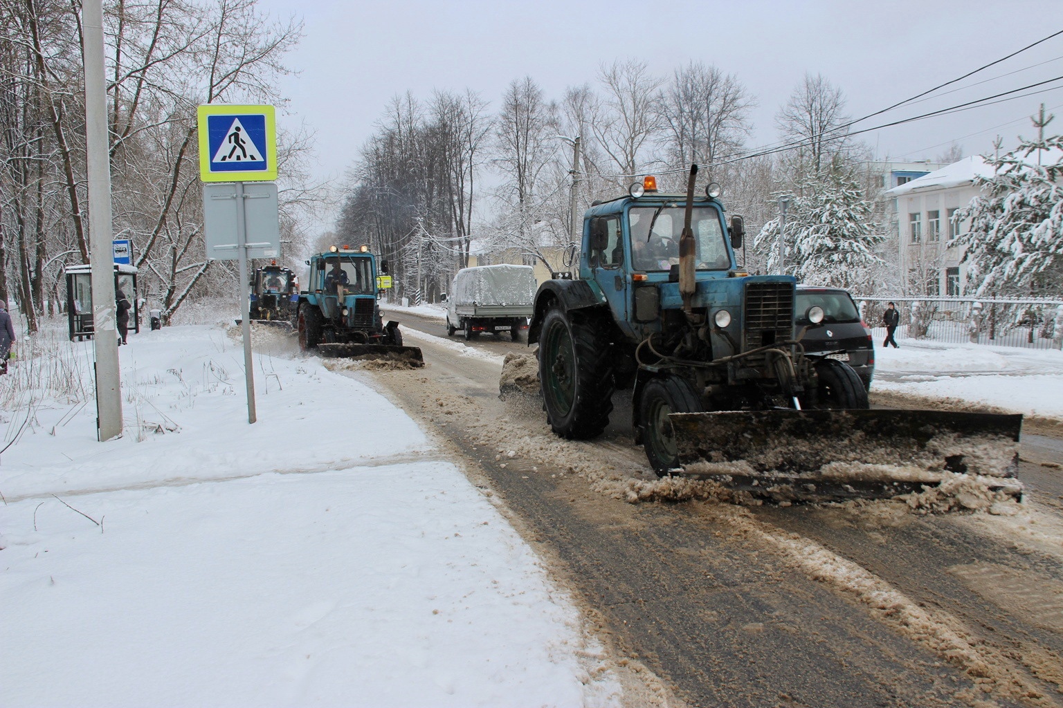 УГХ в усиленном режиме продолжает устранять последствия снегопада