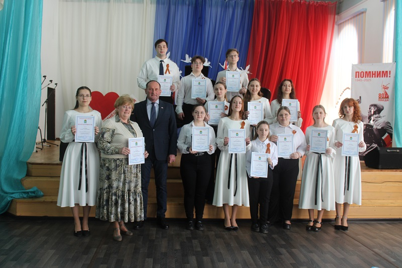 Михаил Батин вручил Благодарности студентам и преподавателям Кинешемского педколледжа