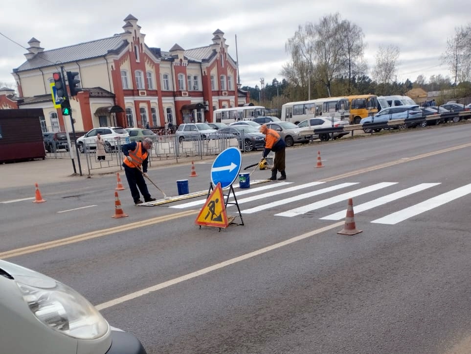 На пешеходных переходах Кинешмы наносят новую разметку
