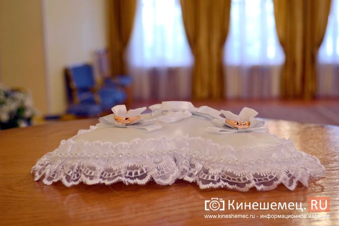 В Кинешме 30 пар решили пожениться на Красную горку