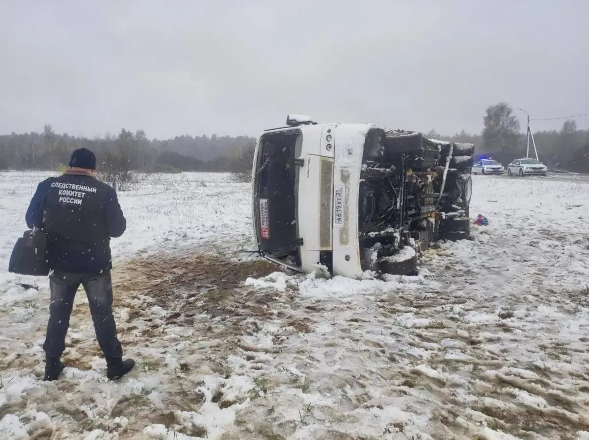 На дороге Приволжск-Иваново опрокинулся автобус, водитель погиб