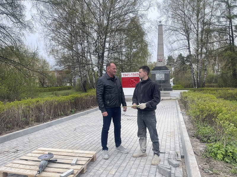 Завершается благоустройство сквера на улице Социалистической