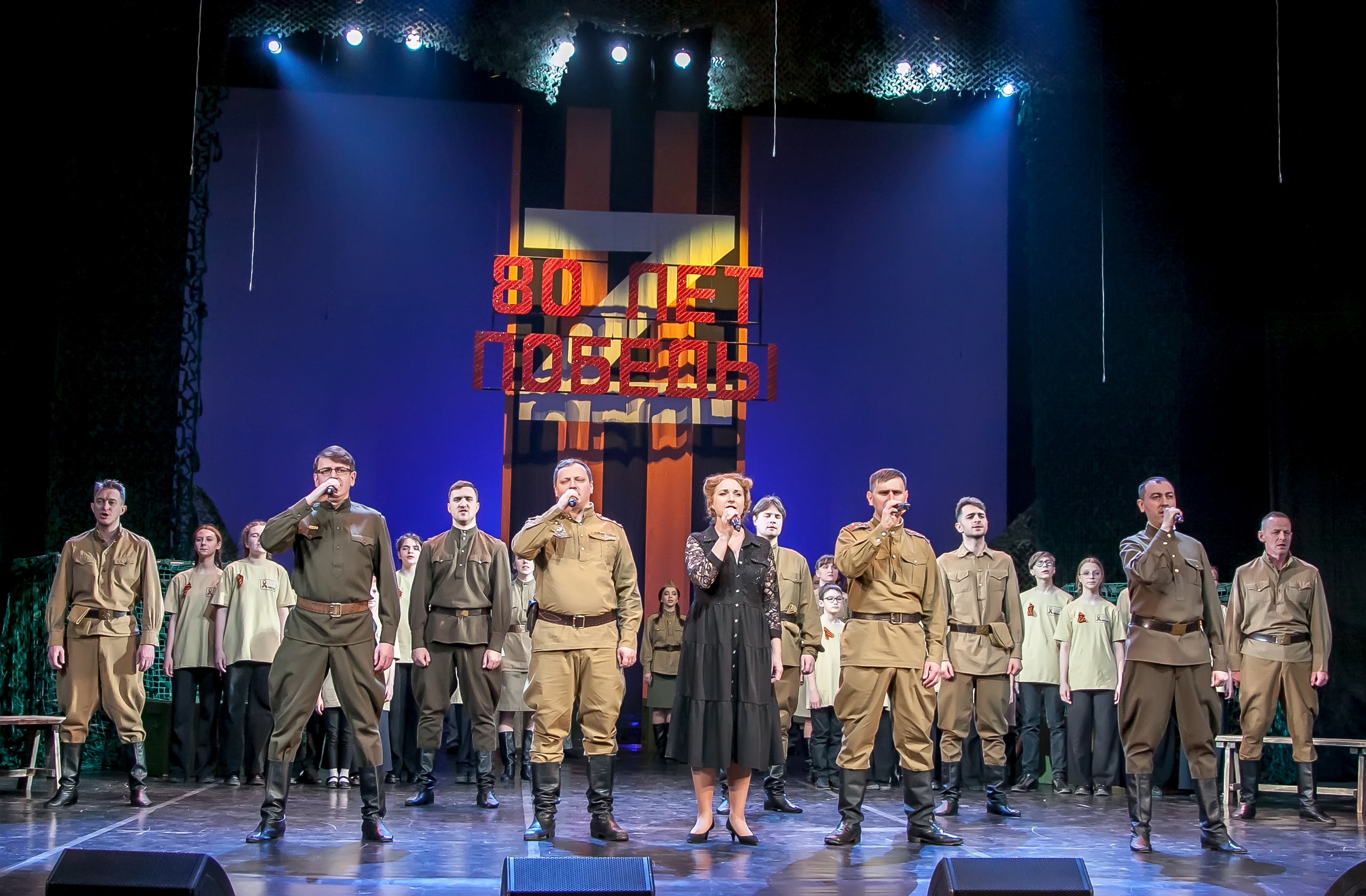 Общим исполнением «Дня победы» завершился большой концерт в Кинешемском театре
