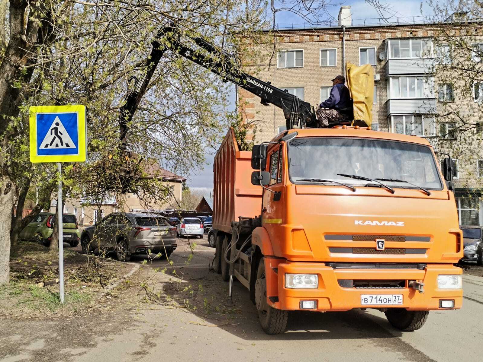 Кинешму очищают от собранного на субботниках мусора