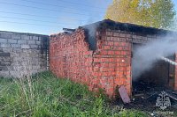 В районе «Анилплощадки» загорелся гараж