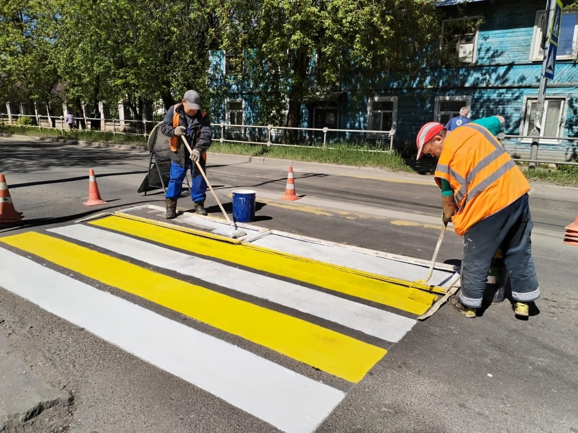 В Кинешме продолжаются работы по обновлению разметки на пешеходных переходах
