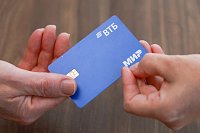 Мошенники выманивают у клиентов банковские карты «для проверки»