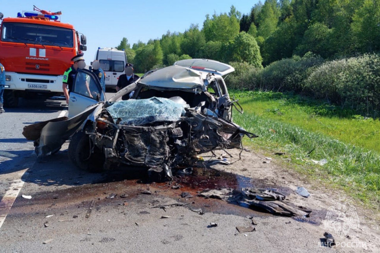 На дороге в Вичугском районе столкнулись лесовоз и легковушка