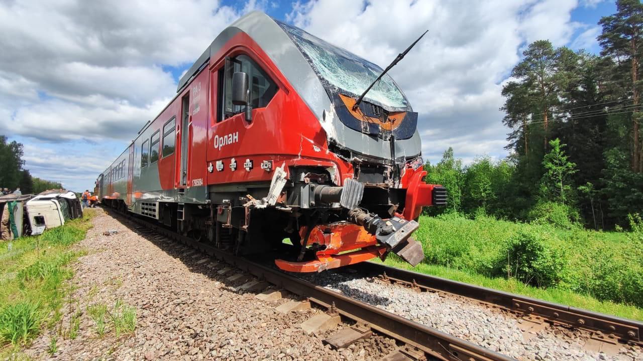 В Ивановской области грузовик «Скания» столкнулся с поездом «Орлан»