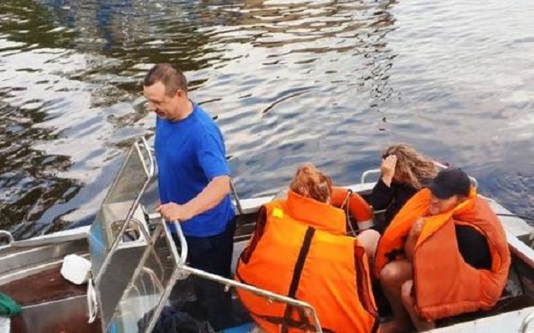 На Волге в районе Миловки перевернулась моторная лодка с тремя людьми