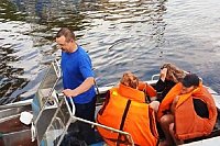 На Волге в районе Миловки перевернулась моторная лодка с тремя людьми