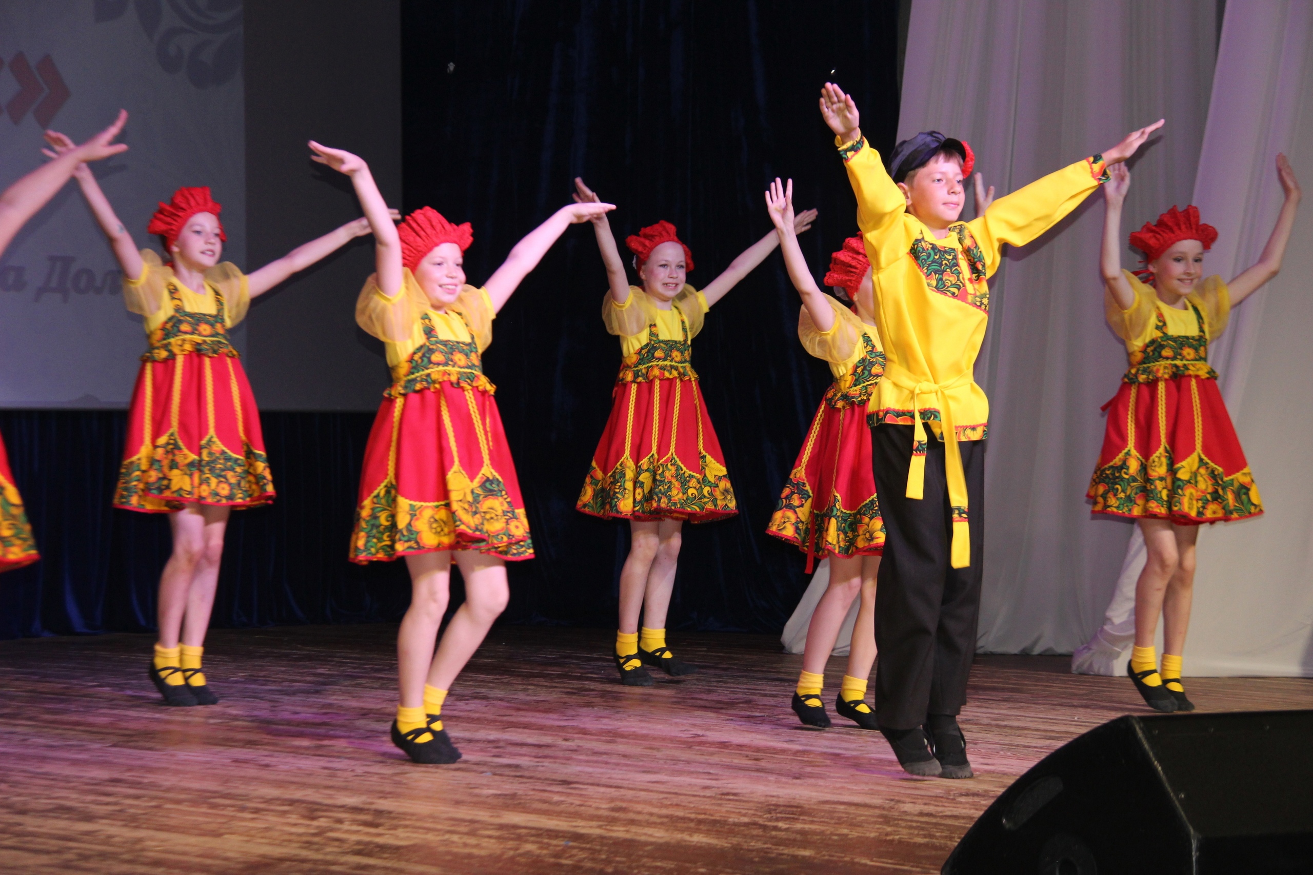 В клубе «Октябрь» прошел большой отчетный концерт творческих коллективов