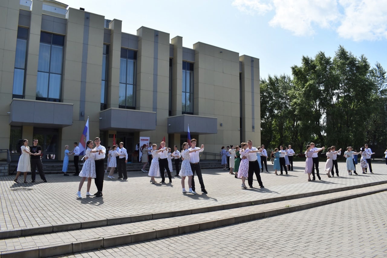Студенты колледжей Ивановской области танцевали в Кинешме вальс Победы