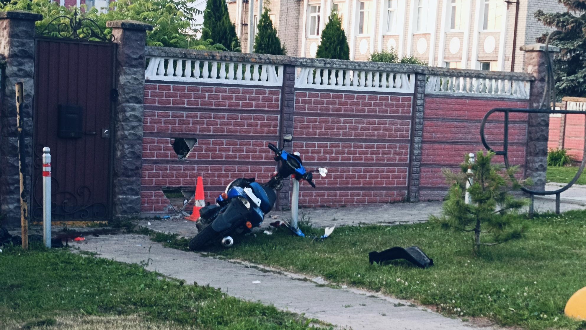 В Решме пьяный водитель на скутере влетел забор дома