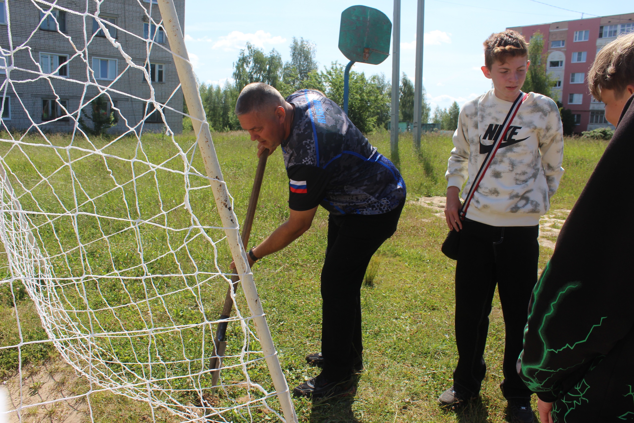 На спортплощадке на ул. Наволокской повесили новые сетки для футбола и волейбола