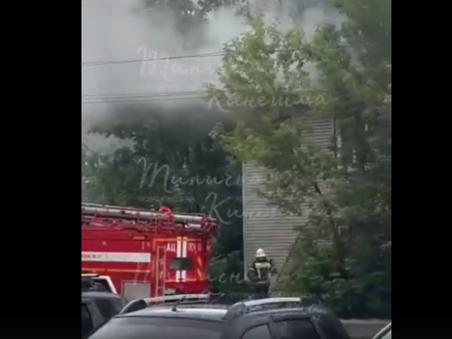 На улице Красноветкинской загорелся 2-х этажный жилой дом