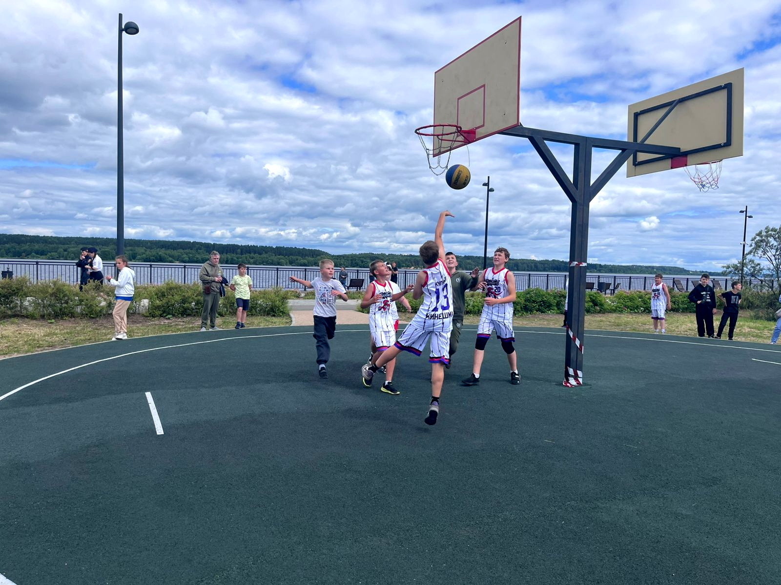 В День Кинешмы на стрелке у Волги прошел турнир по баскетболу