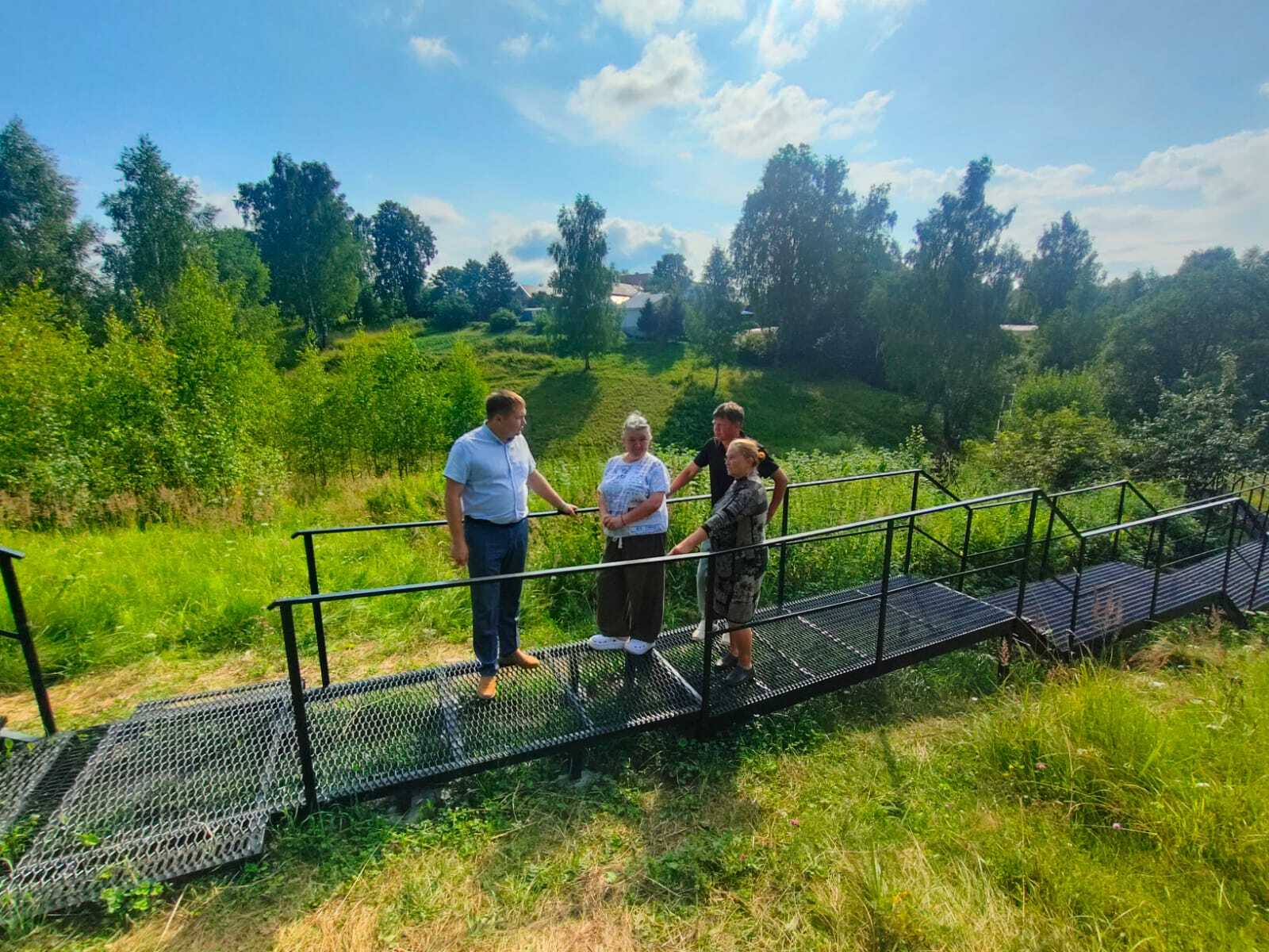 Общественность Наволок проинспектировала новую лестницу через овраг на ул.Ярославской