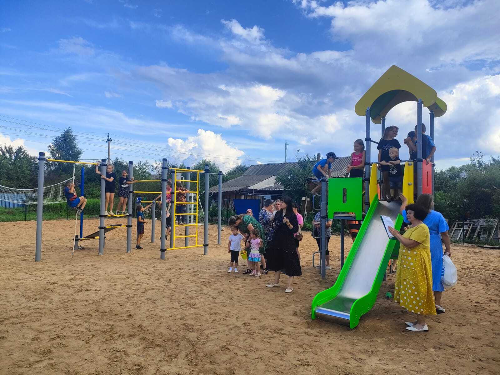 В  Наволоках открыли новую детскую площадку